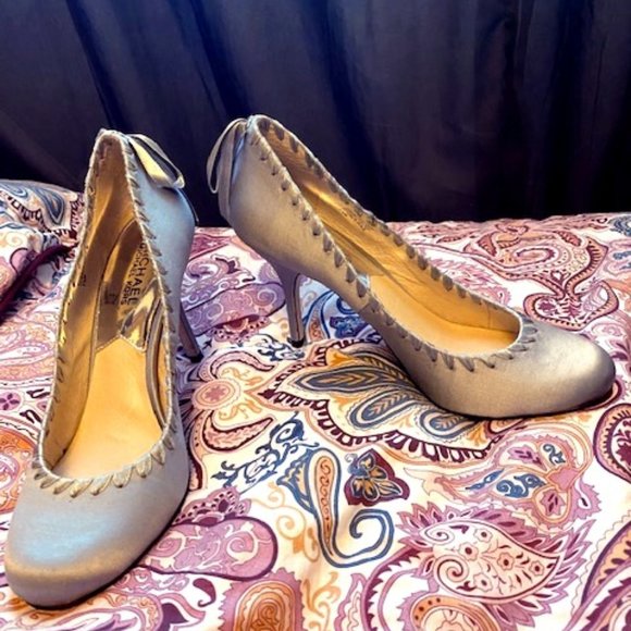 Glam Silver Satin Michal Kor Pumps - Picture 1 of 8